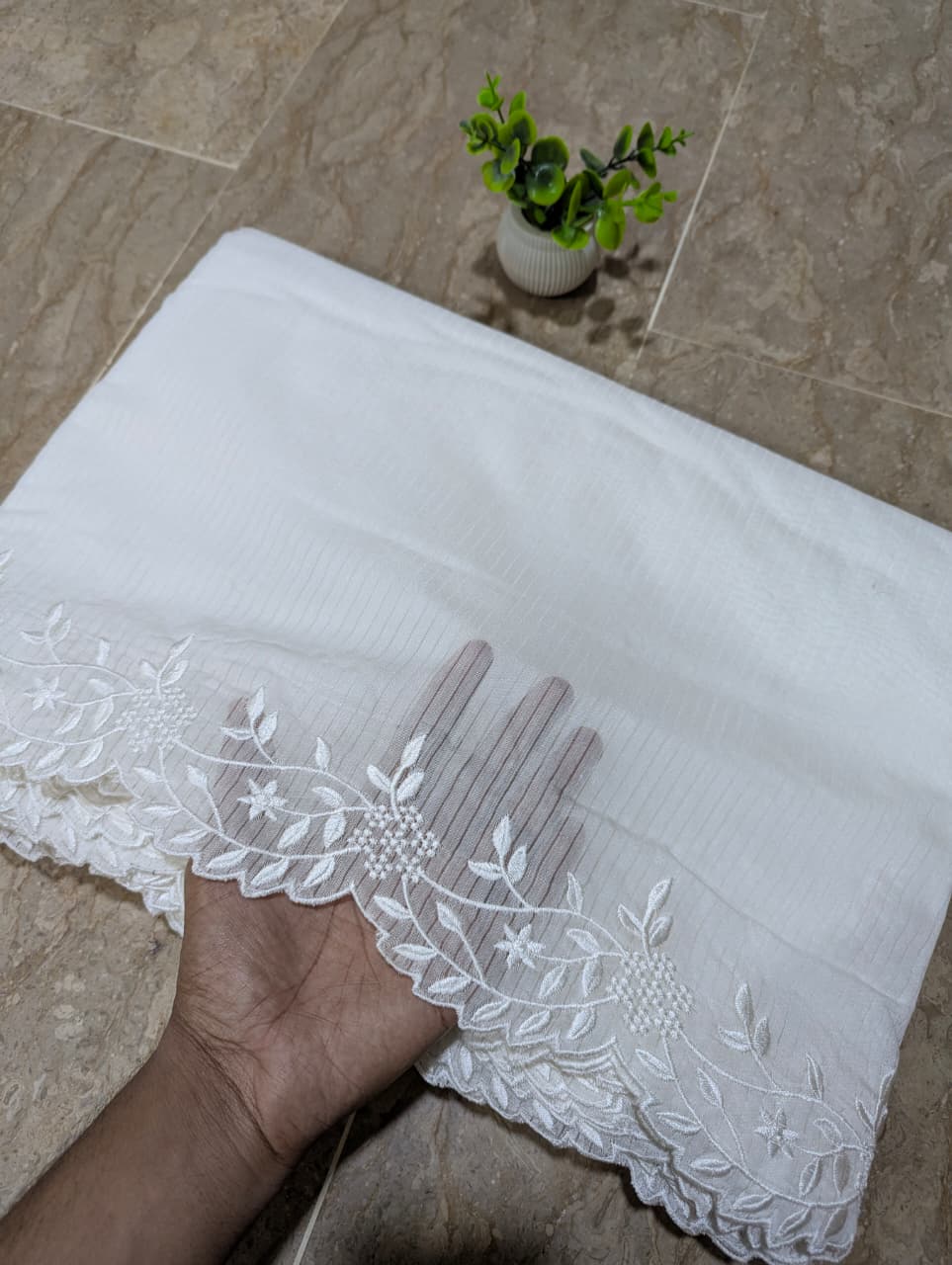 White Self-Lining Voile Lawn Scallop Dupatta with White Viscose Embroidery – Dyeable