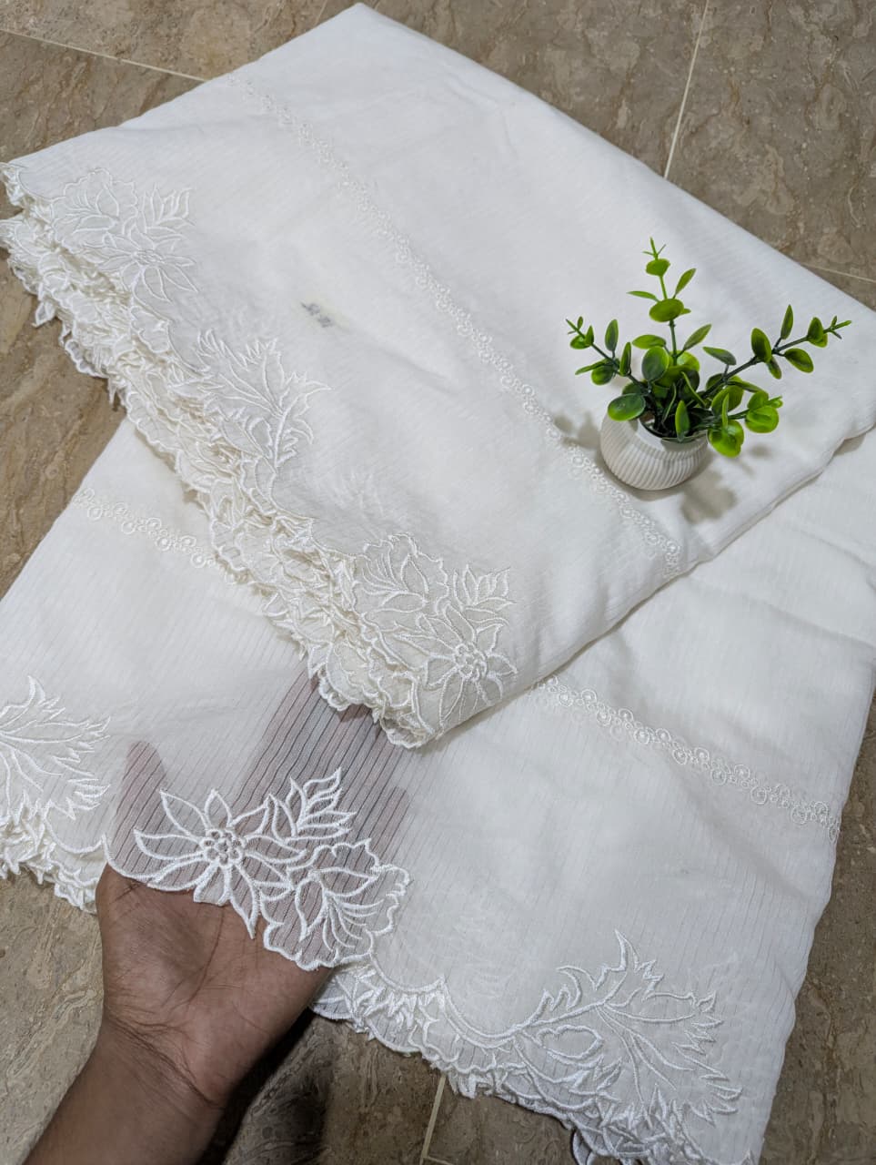 White Self-Lining Voile Lawn Scallop Dupatta with White Viscose Embroidery – Dyeable