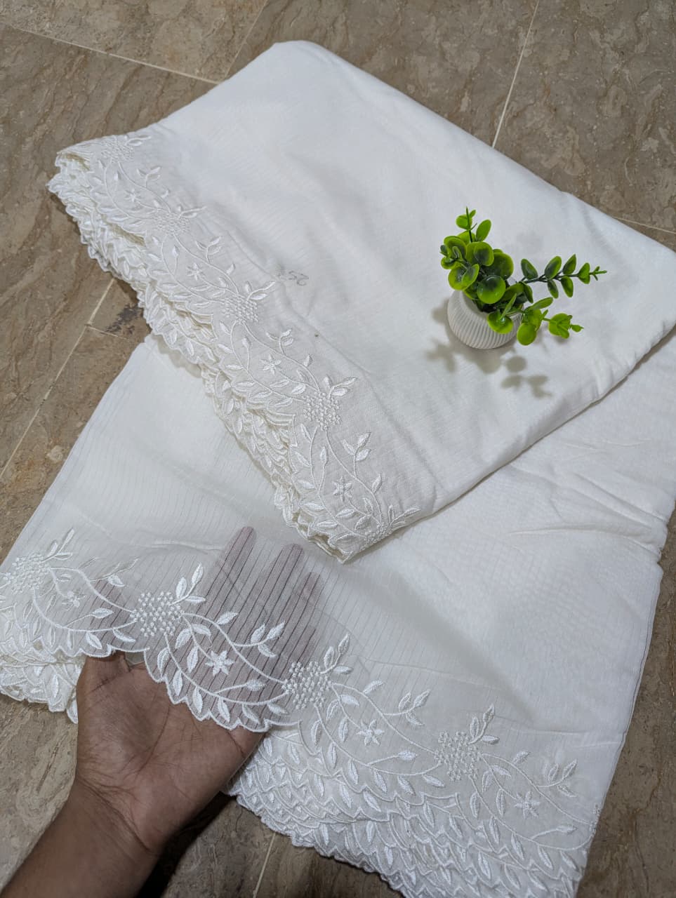 White Self-Lining Voile Lawn Scallop Dupatta with White Viscose Embroidery – Dyeable